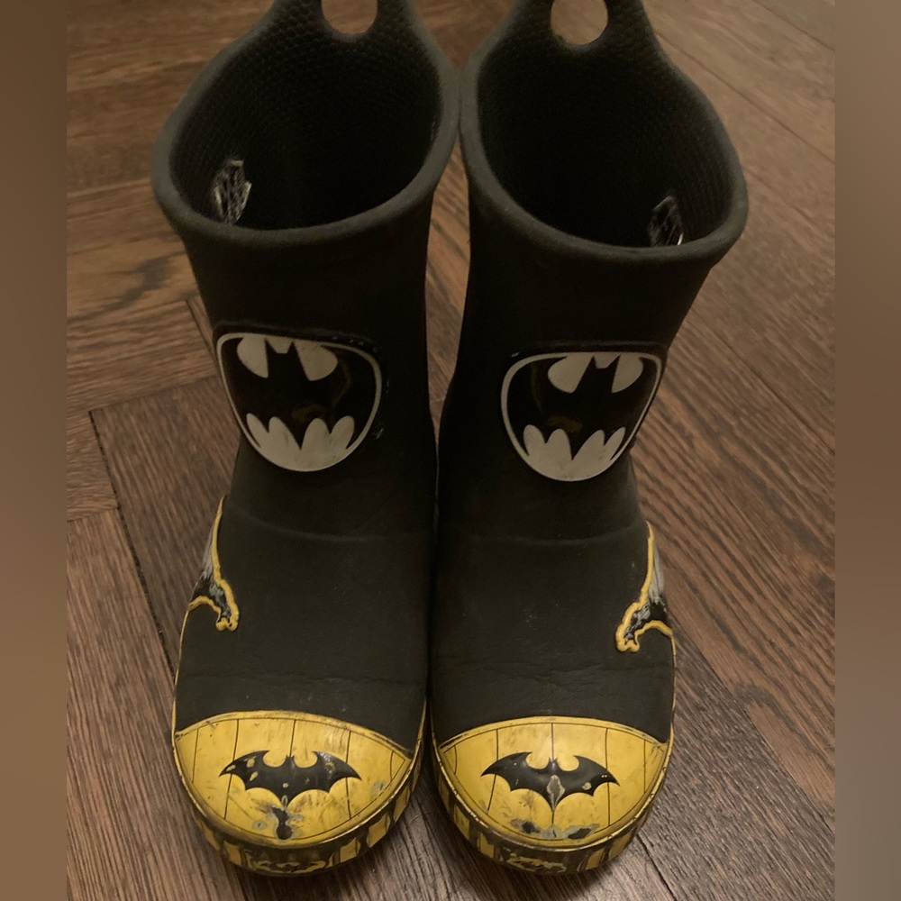^Crocs Bump It Batman Rain Boots
Black
Croslite
Size 10
Lightweight
Glow in dark